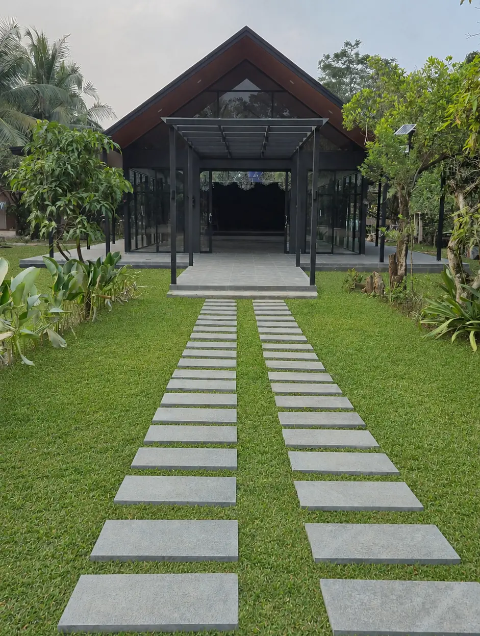 Fasad Glass House Jagarasa Venue dari area garden