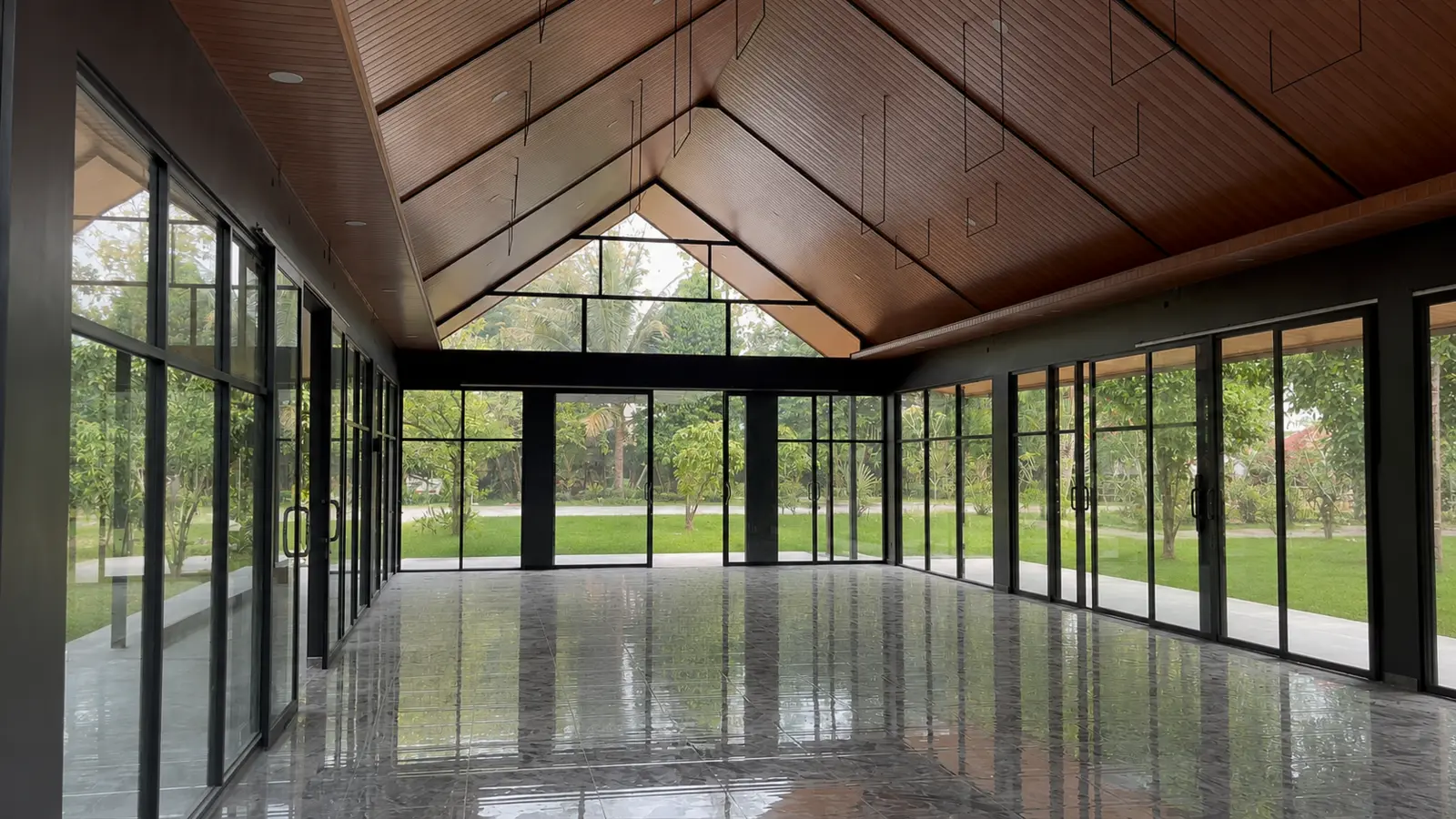 Interior Glass House Jagarasa Venue pada siang hari