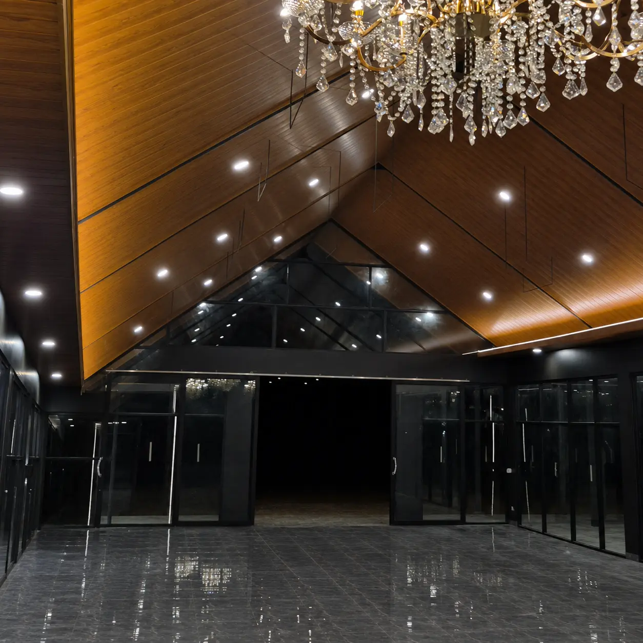 Interior Glass House pada malam hari